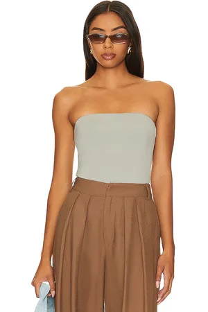 REVOLVE SNDYS Sndys top sin tirantes easy en color talla L en - Grey. Talla L (también en XL, XS).