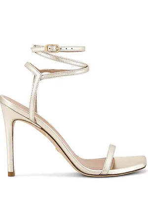 REVOLVE Stuart Weitzman Stuart weitzman sandalia barelynudist en color oro metálico talla 10 en - Metallic Gold. Talla 10 (también en 6, 6.5, 7, 7.