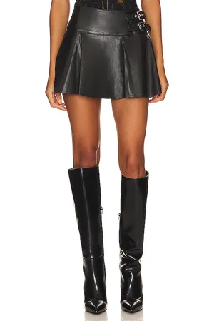 REVOLVE WeWoreWhat Weworewhat minifalda con hebilla de cuero vegano en color talla 0 en - Black. Talla 0 (también en 00, 2, 4, 8).