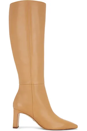 REVOLVE Sam Edelman Sam edelman bota sylvia en color bronce talla 10 en - Tan. Talla 10 (también en 6, 6.5, 7, 7.5, 8, 8.5, 9, 9.5).