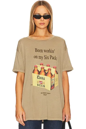REVOLVE The Laundry Room The laundry room camiseta tamaño grande coors six pack en color taupe talla L en - Taupe. Talla L (también en M, S, XL, XS