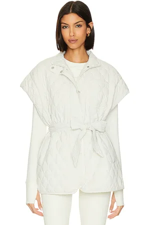 REVOLVE BEACH RIOT Beach riot chaleco plumífero glenn en color crema talla L en - Cream. Talla L (también en M, S).