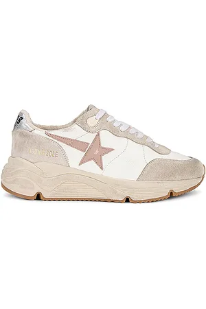 REVOLVE Golden Goose Golden goose zapatilla deportiva running en color blanco talla 35 en White Seed Pearl & Silver - White. Talla 35 (también en 39, 40).