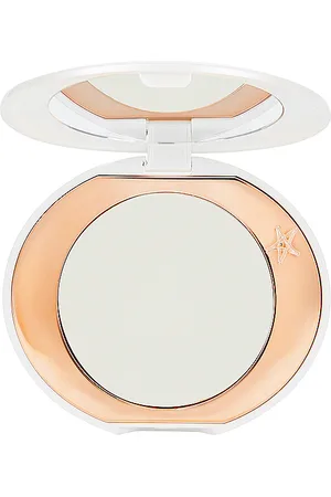 REVOLVE Charlotte Tilbury Charlotte tilbury mini aerógrafo iluminador en polvo con acabado impecable. mini airbrush brightening flawless finish powder en colo