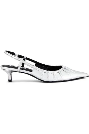 REVOLVE Steve Madden Steve madden sandalia syrie en color plateado metálico talla 6 en - Metallic Silver. Talla 6 (también en 8.5).
