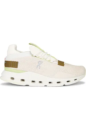 REVOLVE On On zapatilla deportiva cloudnova en color nude talla 11 en - Nude. Talla 11 (también en 12).