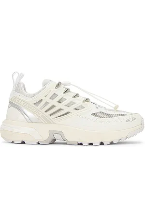 REVOLVE Salomon Salomon zapatilla deportiva acs pro en color blanco talla 11 en White Vanilla & Lunar Rock - White. Talla 11 (también en 11.5).