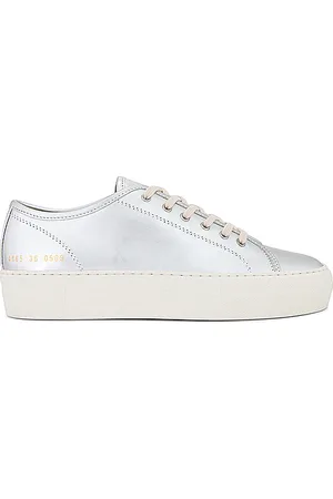 REVOLVE Common Projects Common projects zapatilla deportiva tournament super en color metálico talla 37 en - Metallic Silver. Talla 37 (tamb