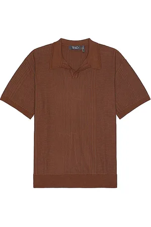 REVOLVE WAO Wao short sleeve pattern knit polo en color marrón talla S en - Brown. Talla S (también en XL/1X, XS).