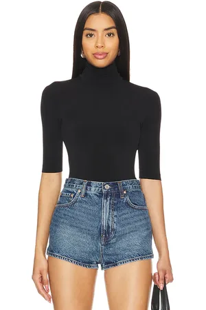 REVOLVE Norma Kamali Norma kamali slim fit short sleeve turtleneck top en color talla L en - Black. Talla L (también en M, S, XL, XS).