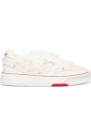 REVOLVE Reebok Reebok zapatilla deportiva en color blanco talla 8.5 en - White. Talla 8.5 (también en 9, 9.5).