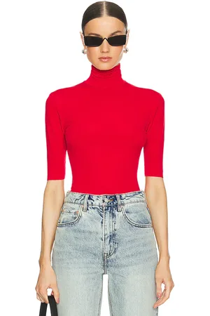 REVOLVE Norma Kamali Norma kamali slim fit short sleeve turtleneck top en color rojo talla XL en - Red. Talla XL (también en XS, XXS).