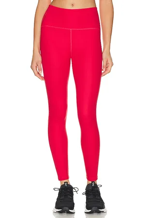 REVOLVE Beyond Yoga Beyond yoga powerbeyond strive high waisted midi legging en color rojo talla L en - Red. Talla L (también en S, XL).
