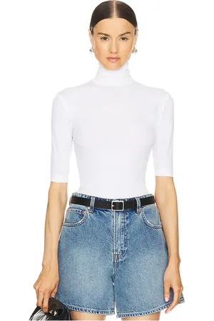 REVOLVE Norma Kamali Norma kamali slim fit short sleeve turtleneck top en color blanco talla L en /A - White. Talla L (tambié en M, XL, XS, XXS).