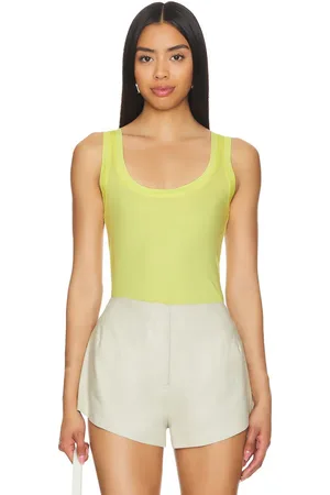 REVOLVE Velvet by Graham & Spencer Velvet by graham & spencer camiseta tirantes mossy en color amarillo talla S en - Yellow. Talla S (también en XS).