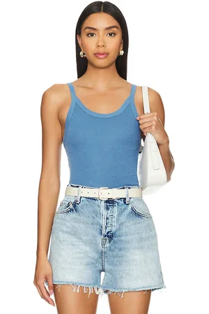 REVOLVE Perfectwhitetee Perfectwhitetee top sin mangas cropped annie en color azul talla M en - Blue. Talla M (también en L).
