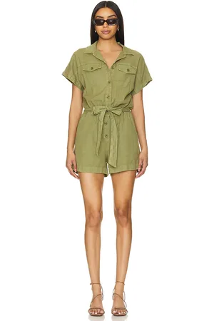 REVOLVE Bella Dahl Bella dahl mameluco con cinturón searose rolled sleeve en color verde oliva talla S en - Olive. Talla S (también en XS).