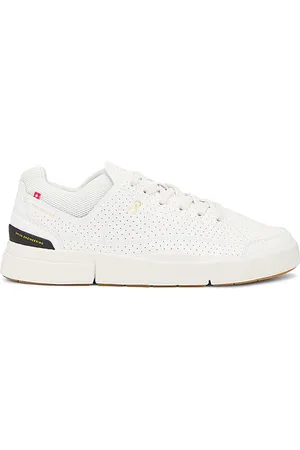 REVOLVE On On zapatilla deportiva roger en color blanco talla 7 en - White. Talla 7 (también en 7.5).