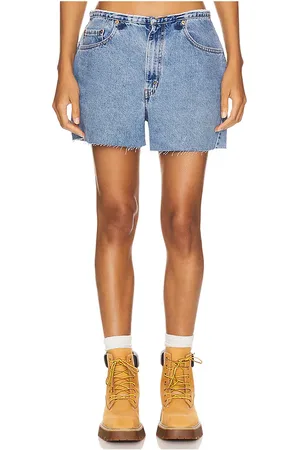 REVOLVE Aligrace Aligrace undone mini rise short en color denim-medium talla 24 en - Denim-Medium. Talla 24 (también en 33, 34).