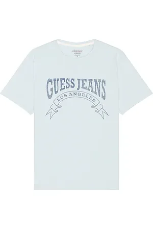 REVOLVE Guess Jeans Guess jeans camiseta banner en color azul talla L en - Blue. Talla L (también en M, S).