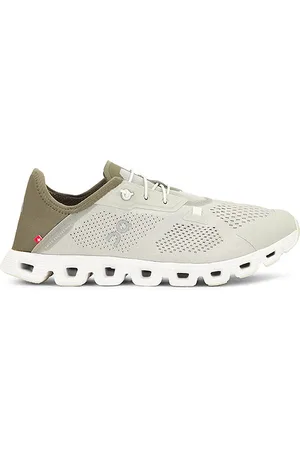 REVOLVE On On zapatilla deportiva cloud 5 en color verde oliva talla 12 en - Olive. Talla 12 (también en 12.5).