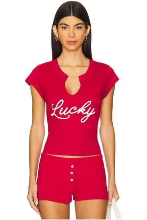 REVOLVE Bella Venice Bella venice camiseta gráfica de manga corta lucky en color talla XL en - Red. Talla XL (también en XS).