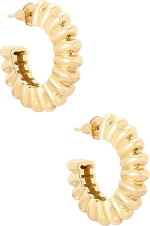 REVOLVE MEGA Mega pendientes en color oro metálico talla all en - Metallic Gold. Talla all.