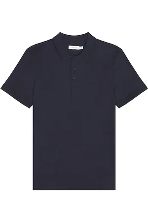 REVOLVE Calvin Klein Calvin klein smooth classic solid polo en color azul marino talla L en - Navy. Talla L (también en M, S).