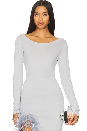 REVOLVE ANDREEVA Andreeva top de punto con puños de plumas en color claro talla M en - Light Grey. Talla M (también en S, XL, XS).