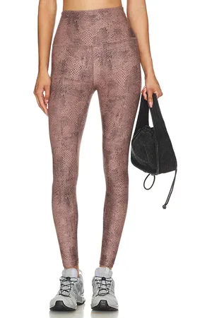 REVOLVE Beyond Yoga Beyond yoga softmark high waisted midi legging en color marrón talla M en - Brown. Talla M (también en S).