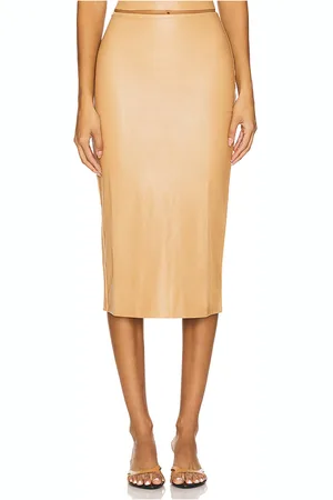 REVOLVE Commando Commando falda midi de piel sintética en color beige talla M en - Beige. Talla M (también en XL).