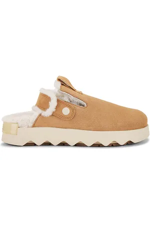 REVOLVE Sorel Sorel zueco vibe en color marrón talla 10 en - Brown. Talla 10 (también en 6.5, 8.5, 9).
