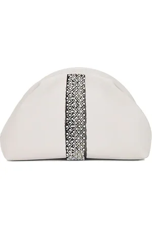 REVOLVE BTB Los Angeles Btb los angeles cartera de mano con detalle de cristal aurora en color talla all en - Cream. Talla all.