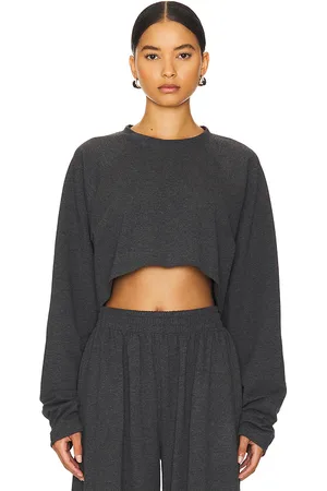 REVOLVE Norma Kamali Norma kamali oversized raglan sleeve cropped top en color gris talla L en - Grey. Talla L (también en M, S, XL, XS, XXS