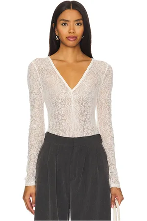 REVOLVE Gestuz Gestuz body laila en color ivory talla M en - Ivory. Talla M (también en S, XS).