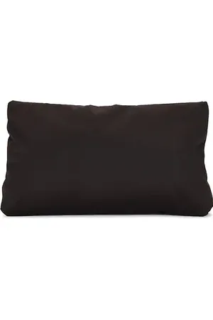 REVOLVE Ivy Oak Ivy oak embrague acolchado amina rose en color chocolate talla all en - Chocolate. Talla all.