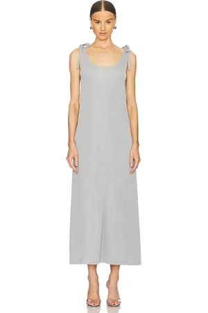 REVOLVE Sleeper Sleeper vestido lencero kylie en color metálico talla M en - Metallic Silver. Talla M (también en XS).