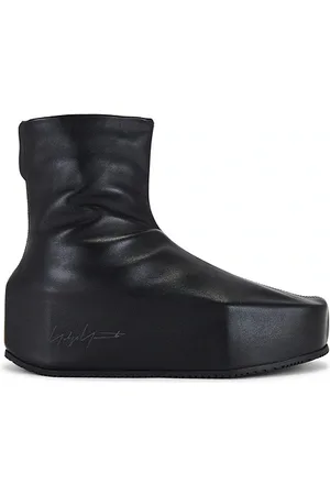 REVOLVE Y-3 Yohji Yamamoto Y-3 yohji yamamoto botas y-3 en color talla 10 en - Black. Talla 10 (también en 8).
