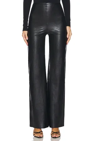REVOLVE Commando Commando pantalón acampanado de piel sintética en color talla L en - Black. Talla L (también en M, S, XL).