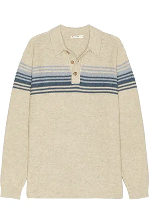 REVOLVE Marine Layer Marine layer suéter polo ellias chest stripe en color beige talla L en - Beige. Talla L (también en M, S).