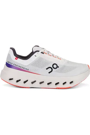 REVOLVE On On zapatilla deportiva cloudsurfer next en color blanco talla 10 en - White. Talla 10 (también en 5).