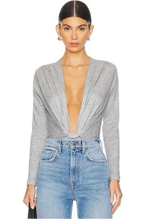 REVOLVE Leslie Amon Leslie amon body amanda en color talla L en - Grey. Talla L (también en M, XL).