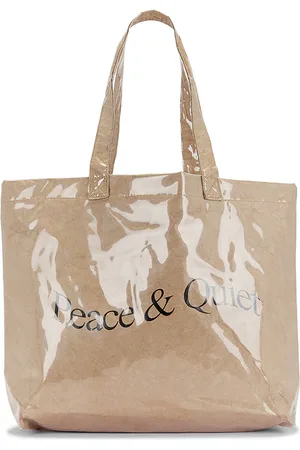 REVOLVE Museum of Peace and Quiet Museum of peace and quiet bolso tote wordmark pvc kraft tote bag en color beige talla all en - Beige. Talla all.