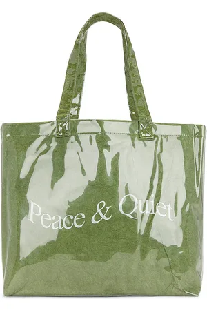 REVOLVE Museum of Peace and Quiet Museum of peace and quiet bolso tote wordmark pvc kraft tote bag en color verde salvia talla all en - Sage. Talla all