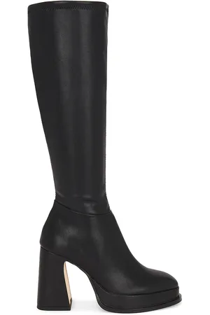 REVOLVE Steve Madden Steve madden bota myndie en color talla 8.5 en - Black. Talla 8.5 (también en 9.5).