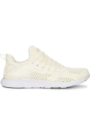 REVOLVE APL: Athletic Propulsion Labs Apl: athletic propulsion labs zapatilla deportiva techloom tracer en color crema talla 6 en Pristine Parchment & White
