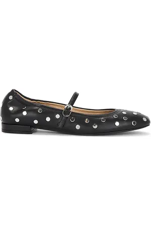 REVOLVE Stuart Weitzman Stuart weitzman zapatillas de ballet claris stud en color talla 6.5 en - Black. Talla 6.5 (también en 8, 9).