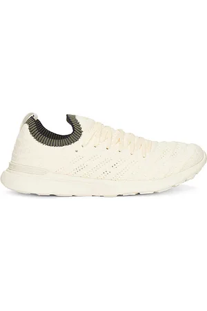 REVOLVE APL: Athletic Propulsion Labs Apl: athletic propulsion labs zapatilla deportiva techloom wave en color crema talla 6 en Pristine Fatigue & Navy - Cr