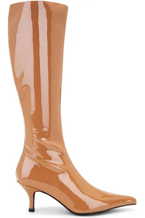 REVOLVE Jeffrey Campbell Jeffrey campbell bota distant-hi en color bronce talla 6 en - Tan. Talla 6 (también en 6.5, 7, 7.5, 8, 8.5, 9).
