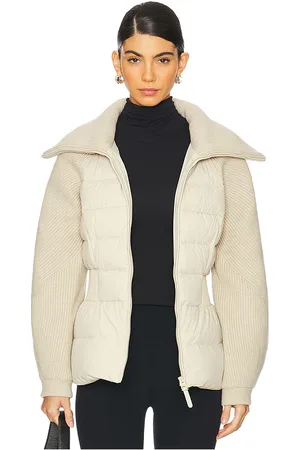 REVOLVE Mackage Mackage plumífero foxy en color beige talla L en - Beige. Talla L (también en XL, XXS).